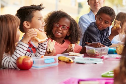 Photo kids eating lunch